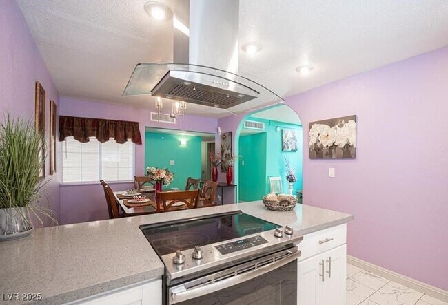 Foto del edificio - 6325 Lawton Ave