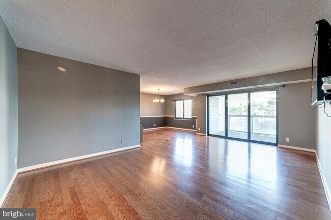 Foto del edificio - 203 Yoakum Pkwy