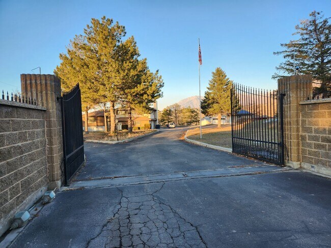 Building Photo - Amazing 4 Bd Home Horse Property on 2.5 Acre