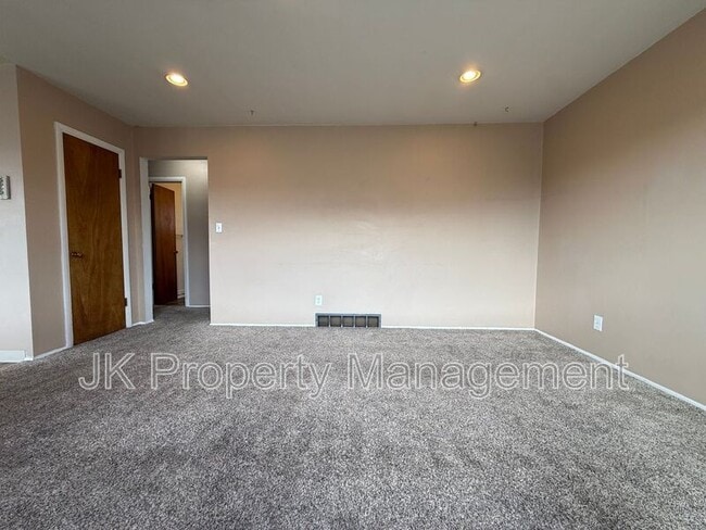 Building Photo - 1301 14th Ave S