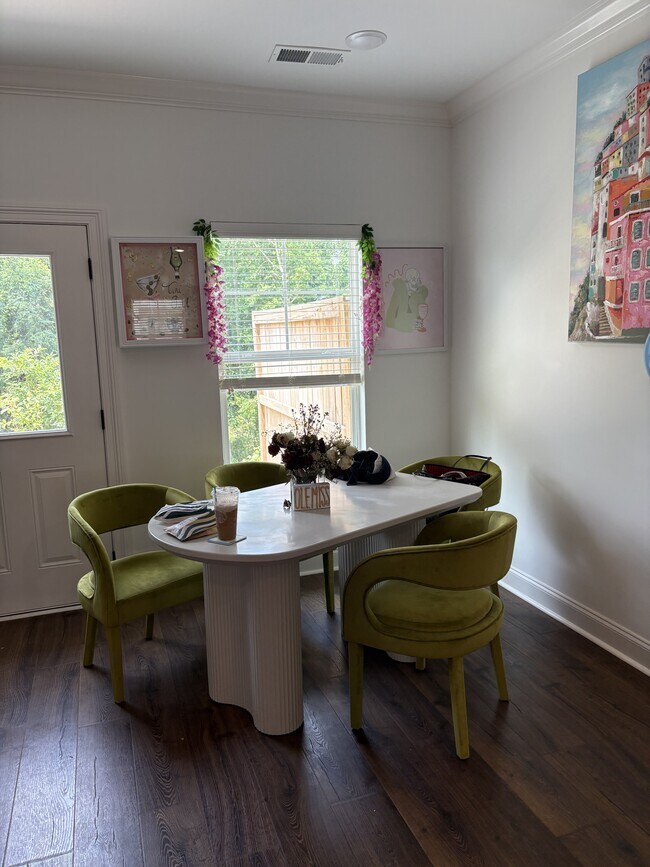 Foto del edificio - 586 Meadow Crest Cir
