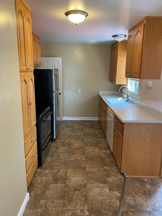 Building Photo - Fantastic 3 Bedrooms 2 bath