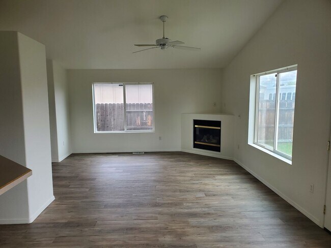 Building Photo - 562 NE Negus Loop