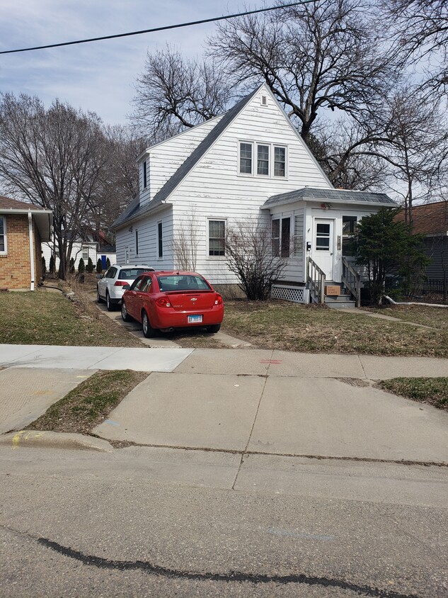 Front - 825 S Mills St