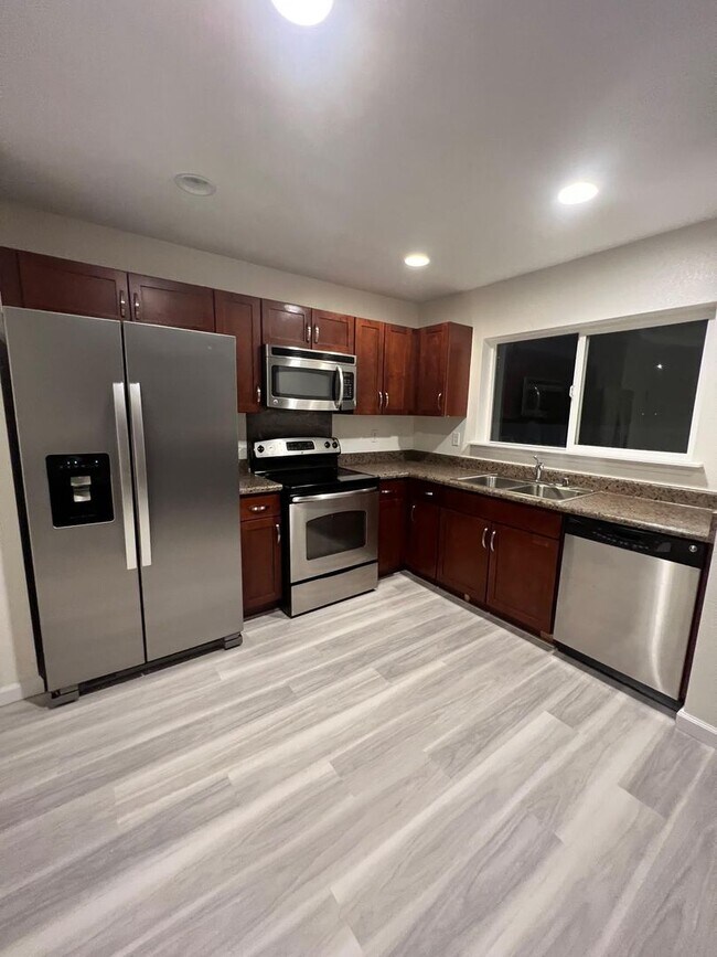 Building Photo - MAKALAE- 3/2.5 House GREAT LOCATION NEWLY ...