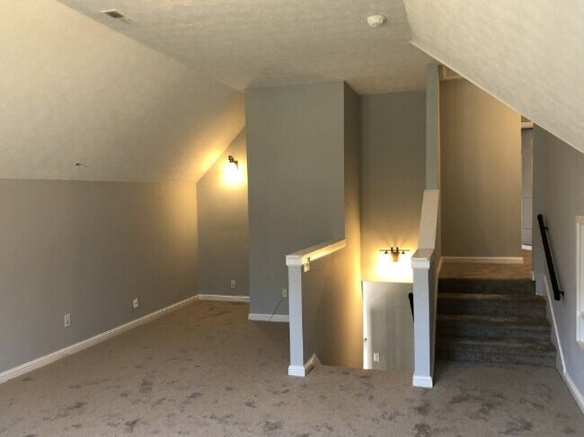 Building Photo - 179 Meadowlake Dr