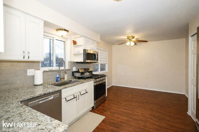 Foto del edificio - 28115 Little Mack Ave