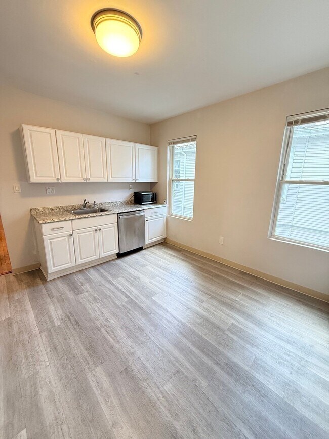 Building Photo - 154 Stanwood St