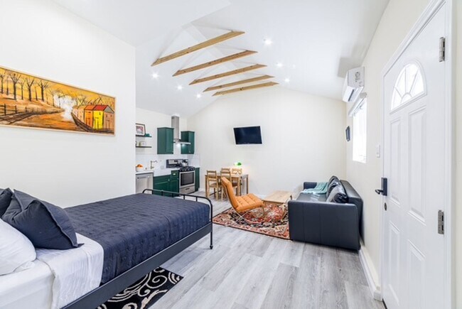 Building Photo - Newly Renovated Guest House Studio in Granada Hills!