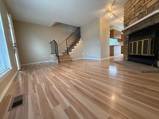 Foto del edificio - 3 bed/2.5 bath townhome available for rent
