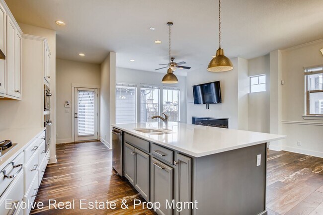 Foto del edificio - 3 br, 3.5 bath House - 5499 Verbena St