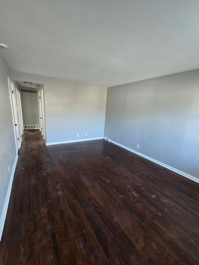 Foto del edificio - 3 bedroom with bonus extra room in basement fully rehabed