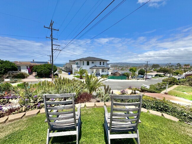Foto del edificio - 3bd/1ba OB Home with OCEAN VIEWS! Hardwood floors, fenced yard, garage, laundry!