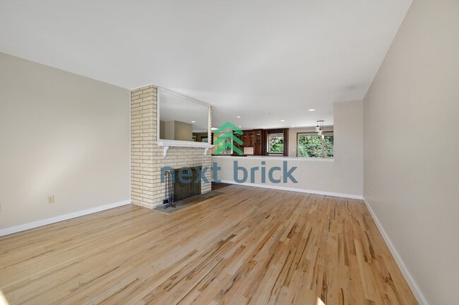 Building Photo - Spacious 3 beds and 2.5 bath Bellevue Home in Prime Location Ready for Move in!