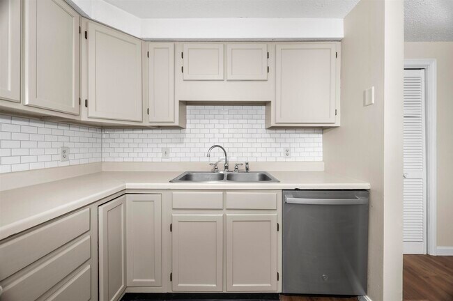 Building Photo - 50 Brookside Dr