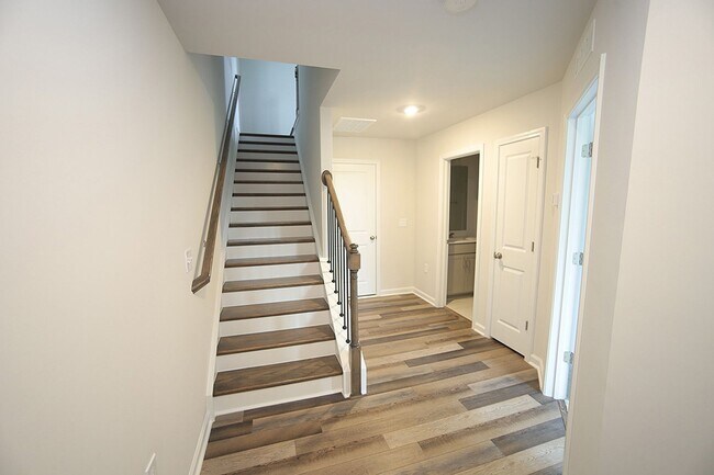 Foto del edificio - Spacious End Unit Townhome in Beautiful Ne...