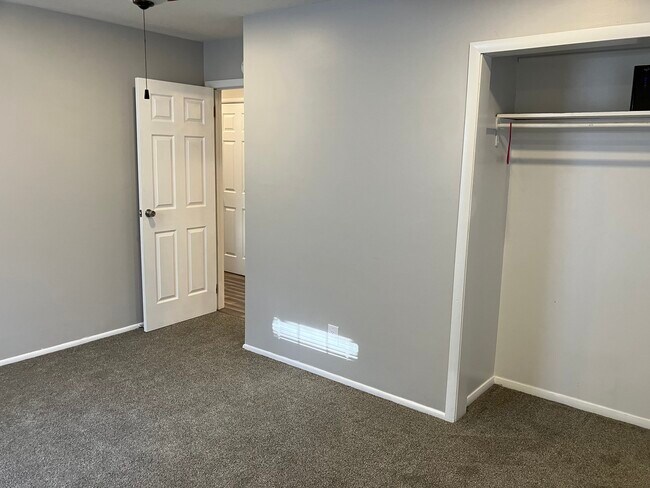 Master bed 1 of 2 - 3028 Pontiac St