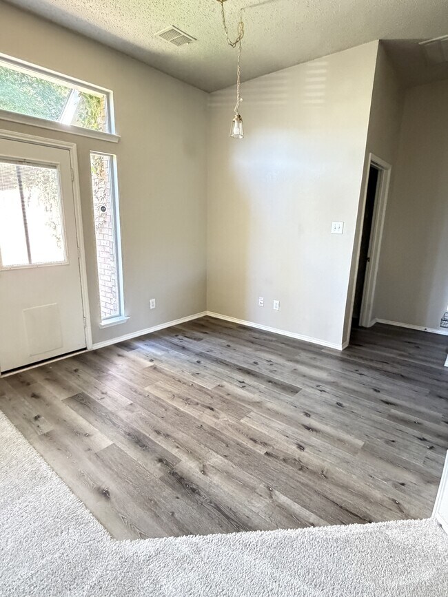 Foto del edificio - 2040 Camelot Dr