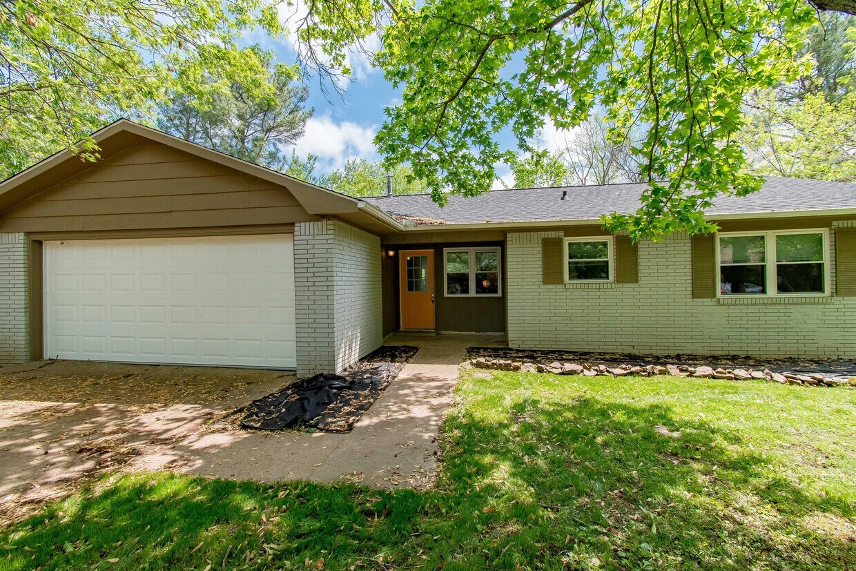 Foto principal - 2332 S Clover Dr