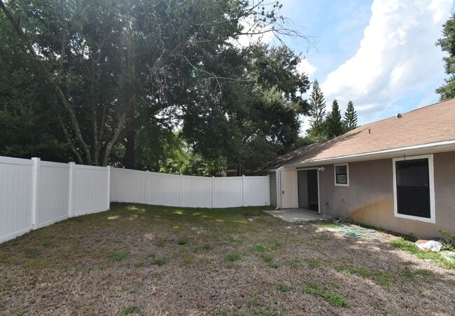Building Photo - Well maintained 2 bedroom property with lo...