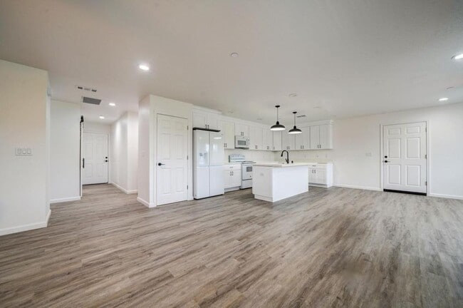 Foto del edificio - 2325 Blake Ln