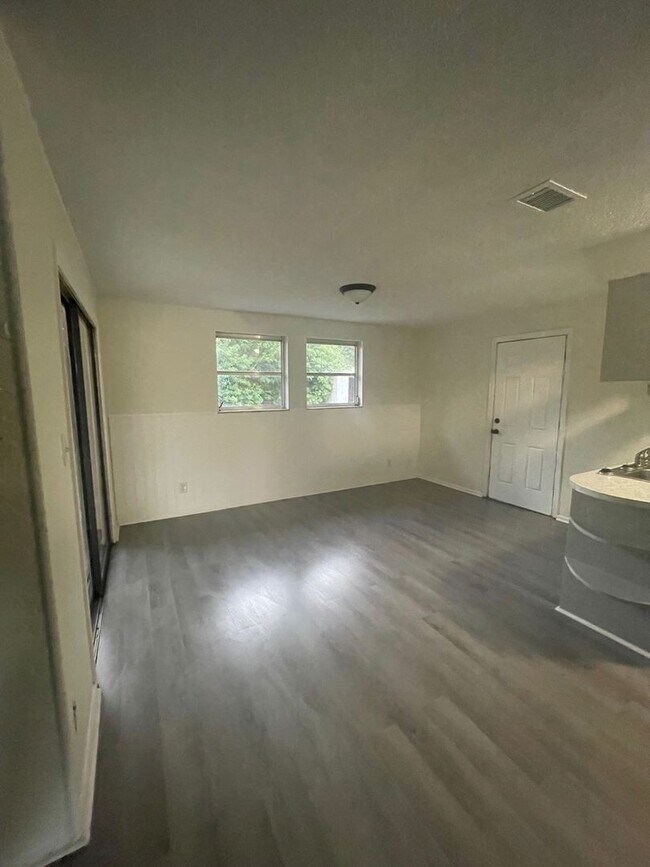 Foto del edificio - 3 Bed 2 Bath | Single Car Garage | Washer/Dryer Hookups | Central Air | Pet Friendly | Section 8 ...