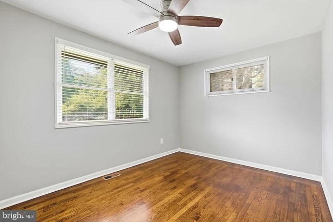 Upstairs bedroom - 3512 Jean St