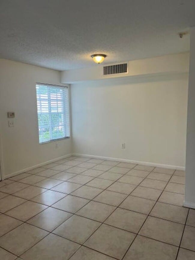 Foto del edificio - 1733 Village Blvd
