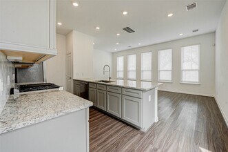 Building Photo - 207 Club Crest Ln