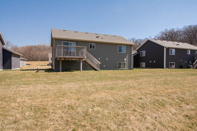 Foto del edificio - Move-In Ready NW Rochester Home with Finished Lower Level