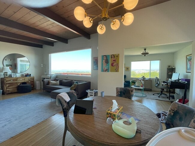 Building Photo - 4 Bedroom, 3 Bathroom, Vista Views - Singl...