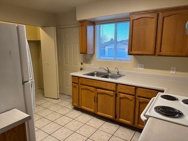 Foto del edificio - 4 Bedroom 2 Bath Corner Lot Home