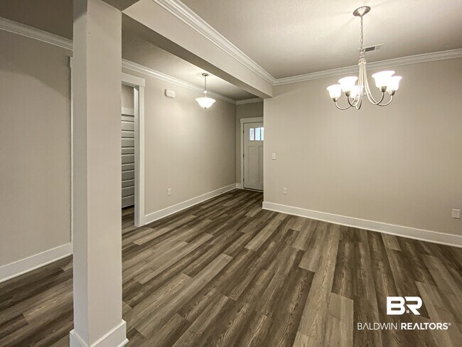 Building Photo - 10078 Lakeview Dr