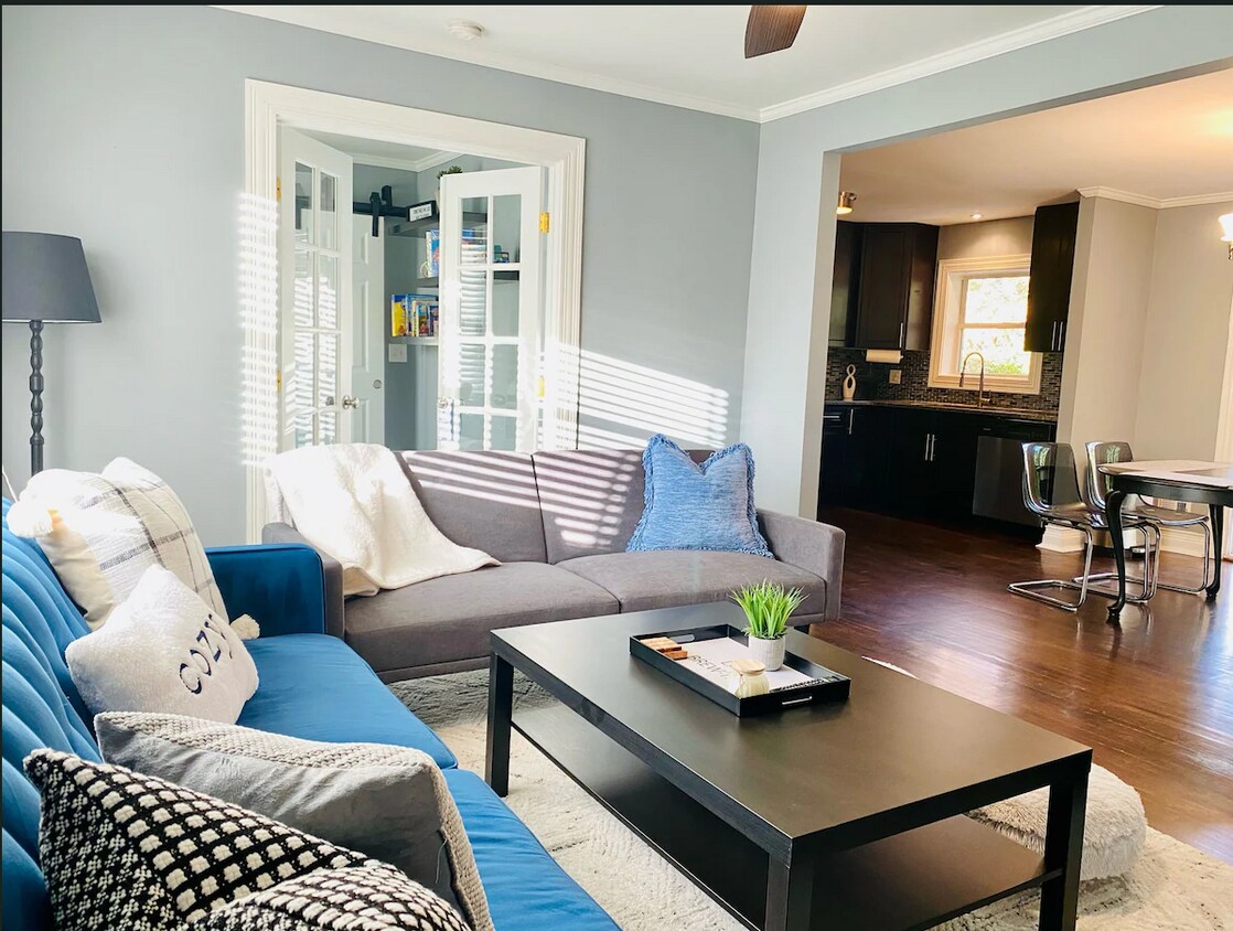 Living Room - 1524 Woodland Cir SE