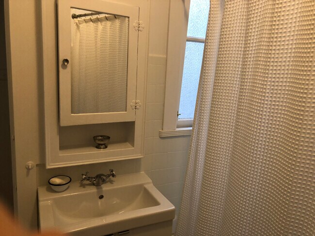 Bañera/ducha. Armario empotrado para ropa blanca. - 1267 Chestnut St
