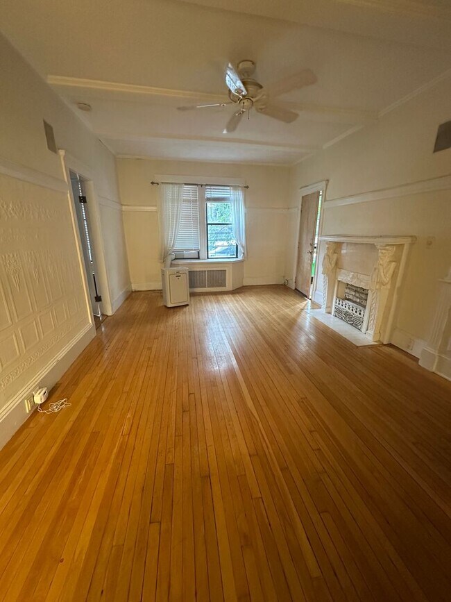 Building Photo - ALL/BRI Stylish & Cozy 2-bed w/H & HW + Pa...
