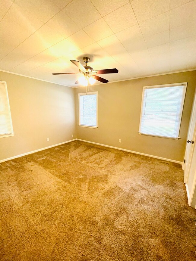 Building Photo - ** 4 Bed 2.5 Bath located in Mcgehee Allen...