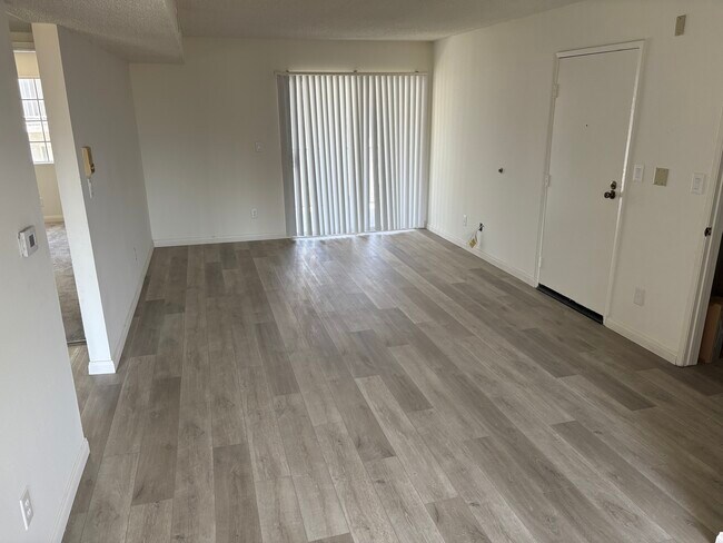 Sala de estar y entrada - Beneda Lane Apartments