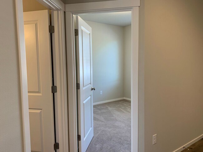 Building Photo - GORGEOUS 5BD, 3BA, 2-CAR GARAGE! AMENITIES...