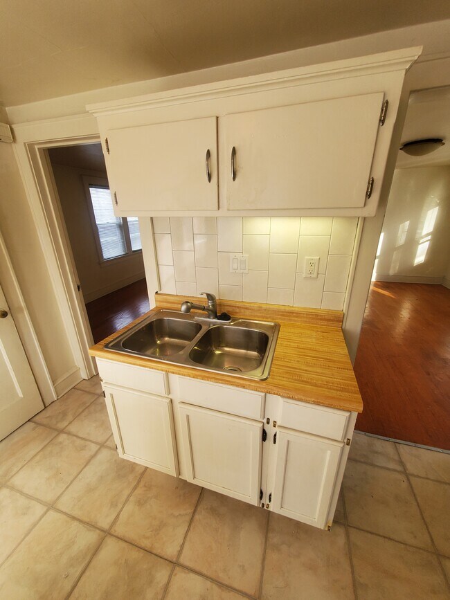Building Photo - Charming 1BED/1BATH South Milwaukee Upper