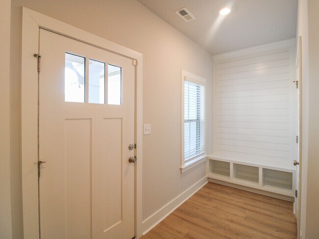 Foto del edificio - RENT SPECIAL of $1,695/MONTH for 12 MONTHS...