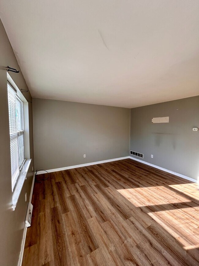 Building Photo - 3 Bed 2 bath Townhouse In Manchester York