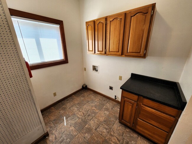 Building Photo - 3-bedroom home features fresh paint and a ...