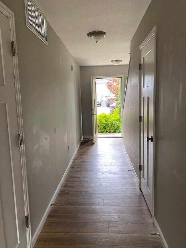 Building Photo - Beautiful newer 3br 2.5ba  home in Sandy, ...