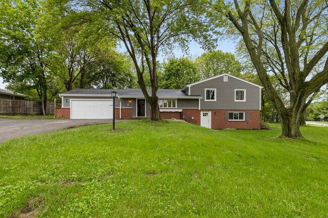 Building Photo - 2203 Edgebrook Dr