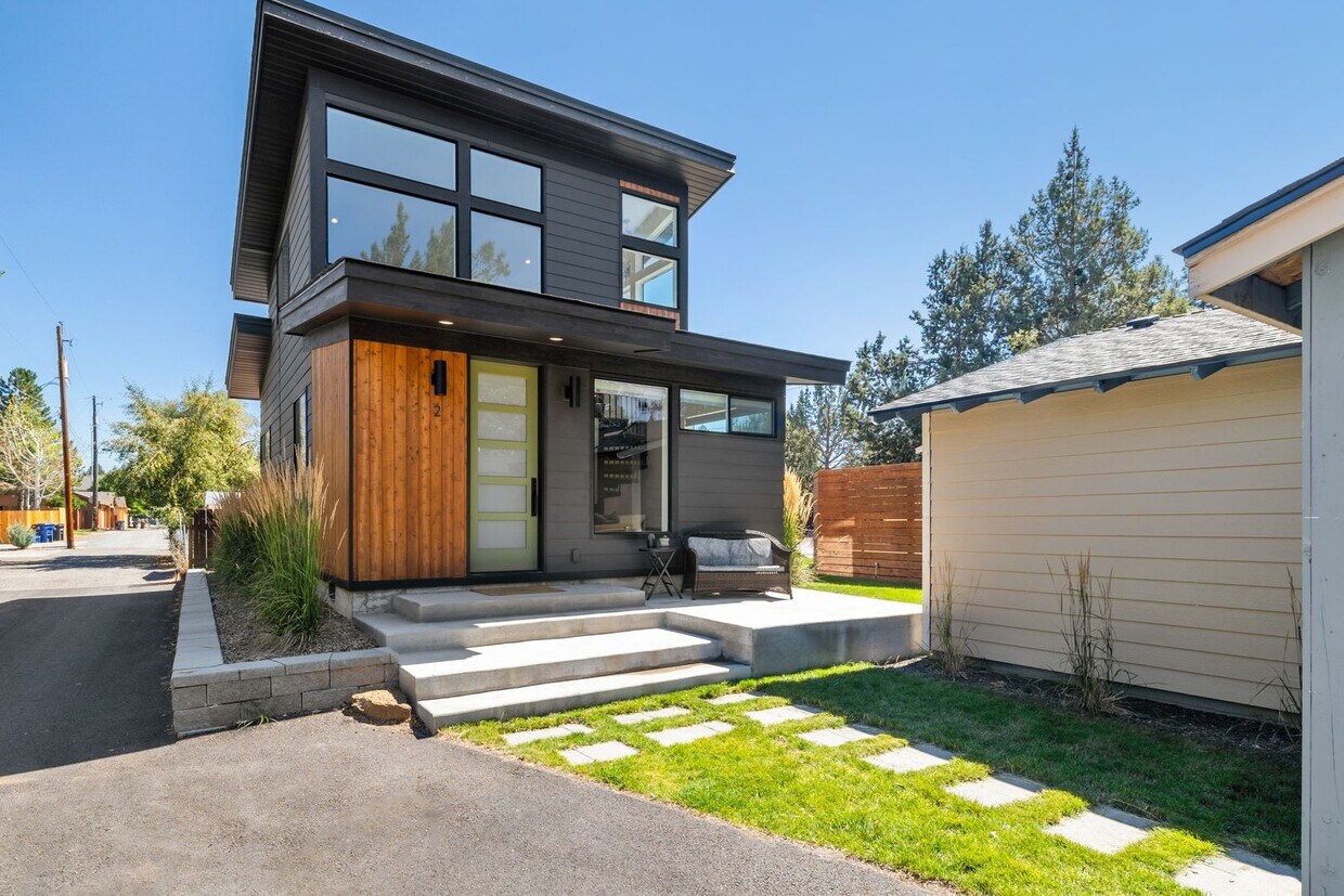 Primary Photo - 142 SW Roosevelt Ave