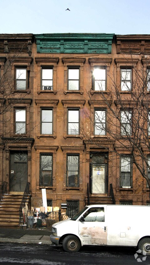 Primary Photo - 147 Greene Ave
