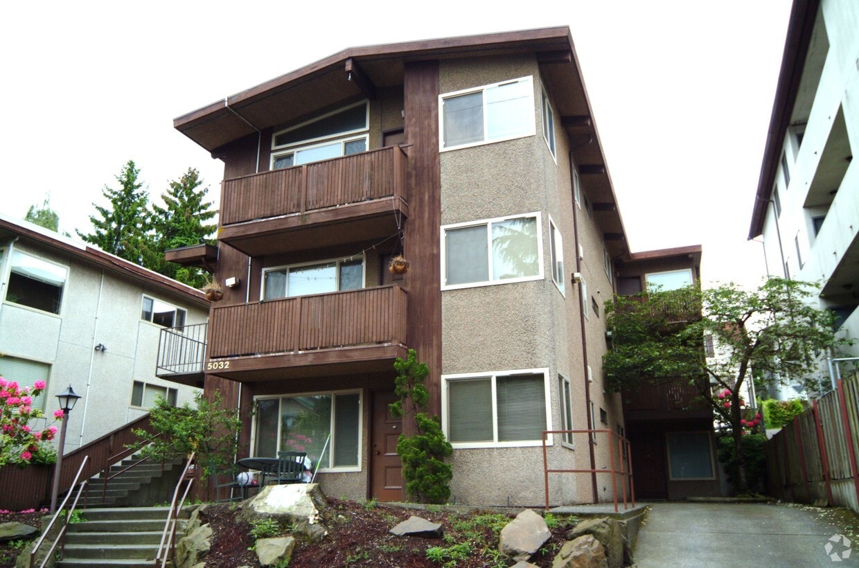 Building Photo - 5032 11th Ave NE