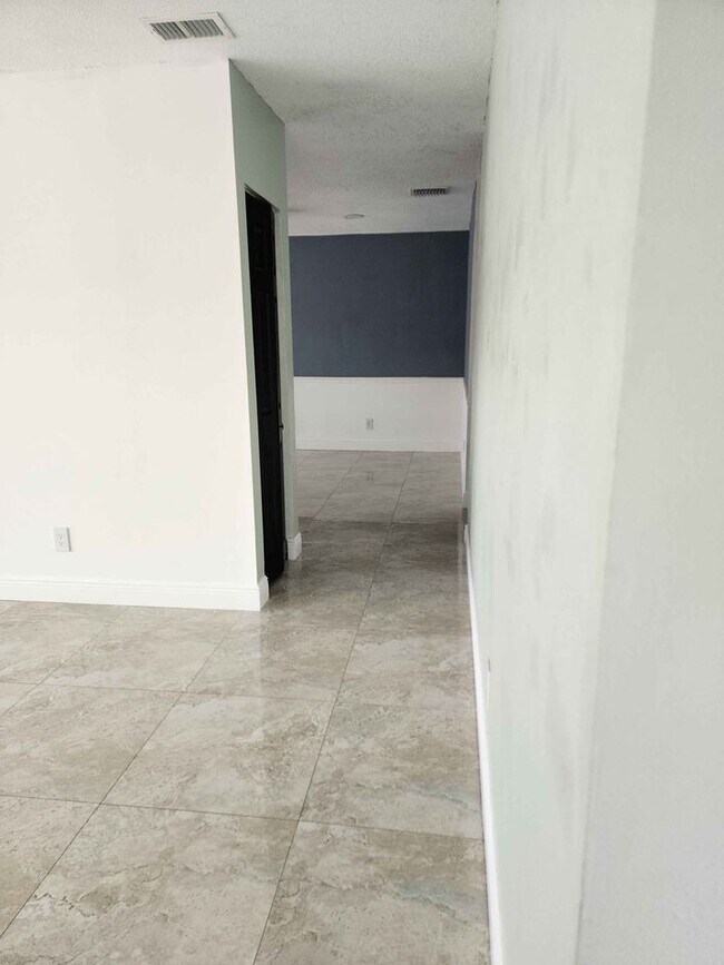 Building Photo - 10343 Rosemount Dr