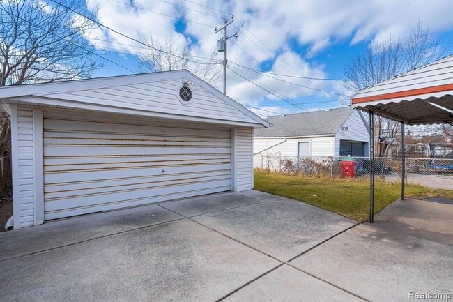 Building Photo - 20923 Redmond Ave